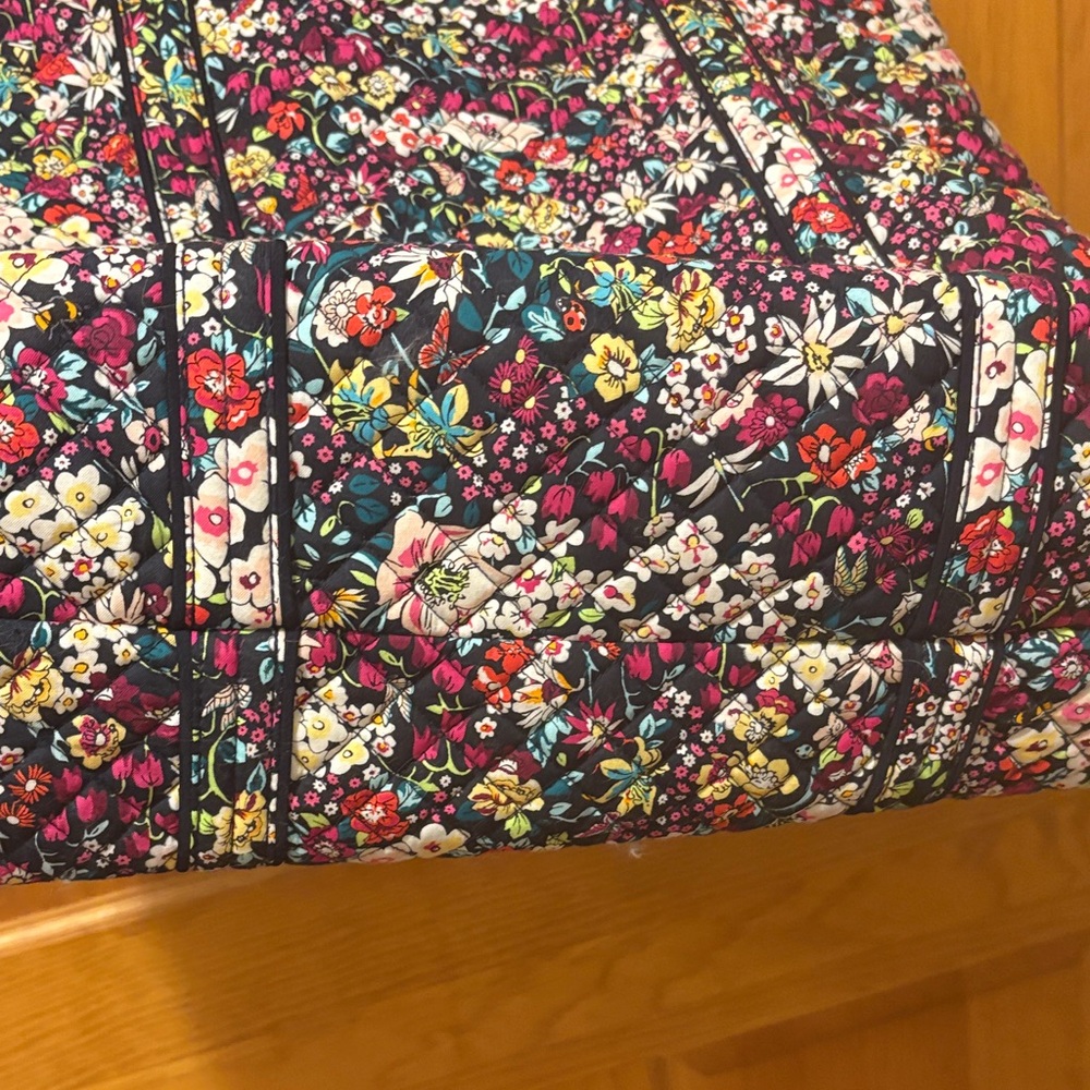 Vera Bradley cotton floral Tote in Itsy Ditsy floral pattern. - Picture 6 of 9
